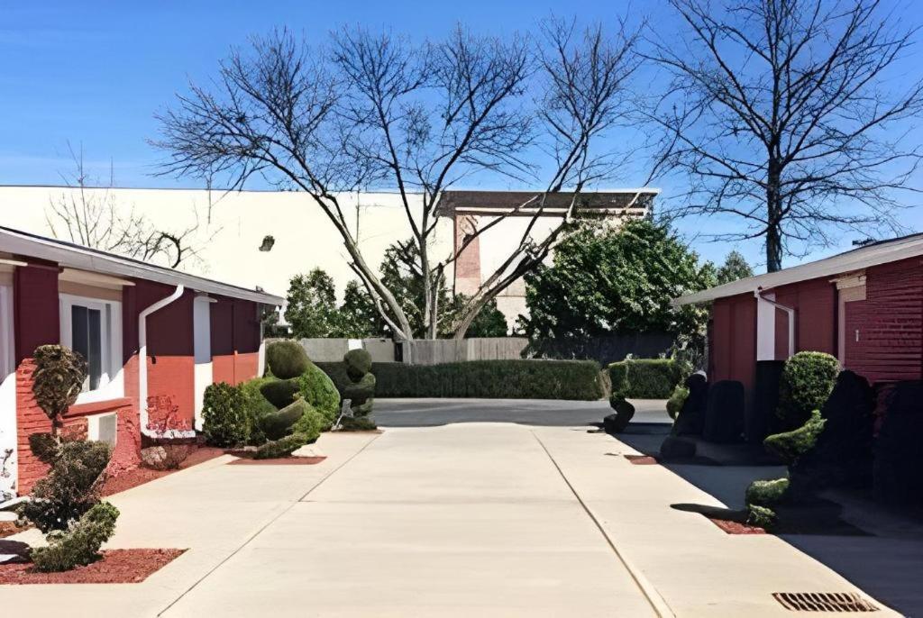 Travelodge By Wyndham Bay Shore Long Island Exterior photo